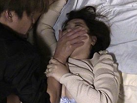 ［閲覧注意］輪姦レイプ映像 ノーカット無編集・婦女強姦犯罪記録 無慈悲！クロロホルムとスタンガンで昏睡、媚薬で錯乱、どマゾ豊満主婦破壊調教！ サンプル動画サムネイル